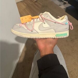 Off-white lot 9 dunks. Size 10.5 men’s. Worn good condition.